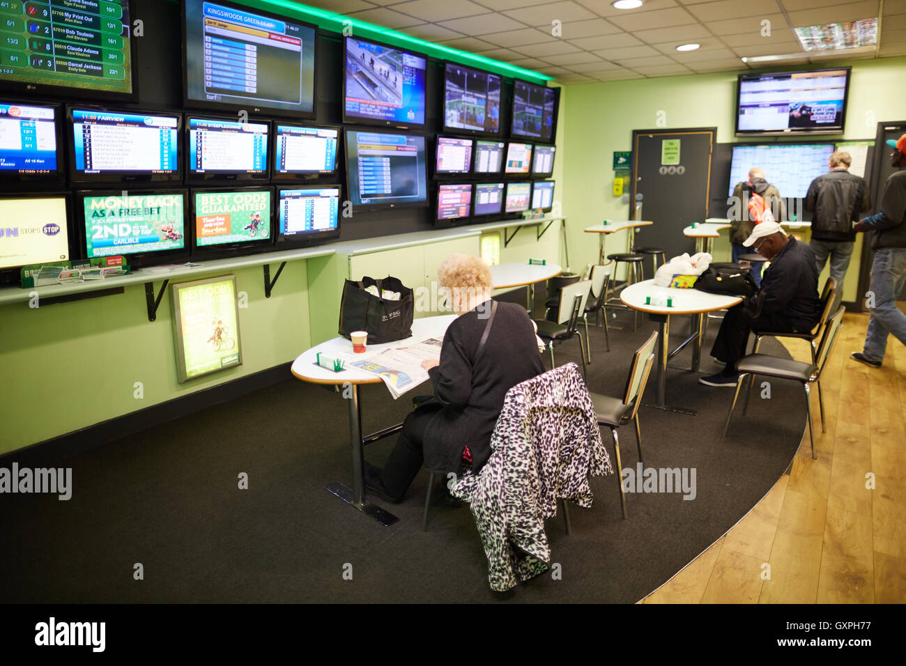 Paddy Power Manchester Piccadilly shop Innenraum Glücksspiel Wetten Gaming-Exterieur Passanten Straße Bildschirm sitzen Bereich Bursche Stockfoto