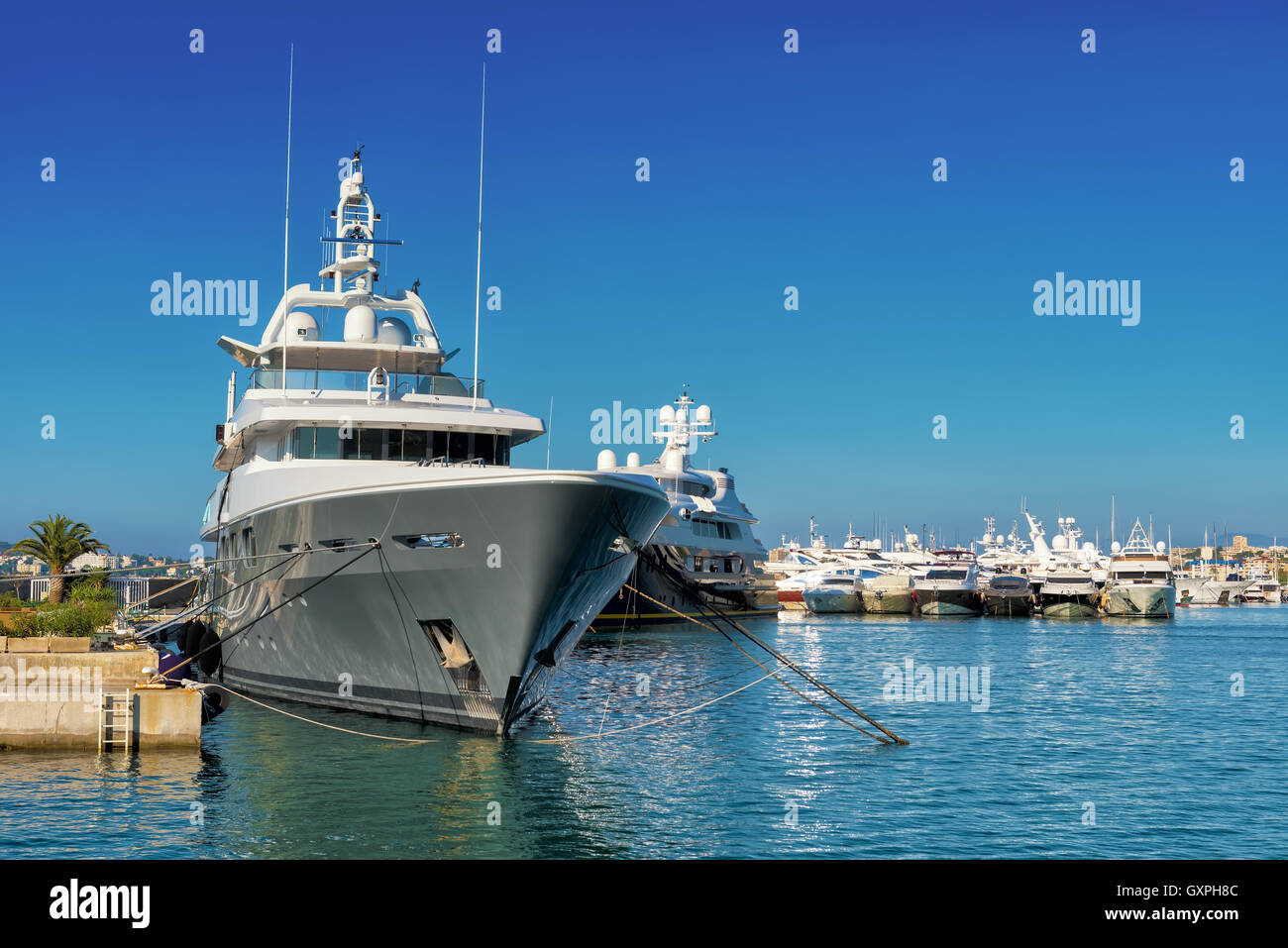 große Luxus-Yacht vor Anker in einer Marina in Antibes, Côte d ' Azur Stockfoto