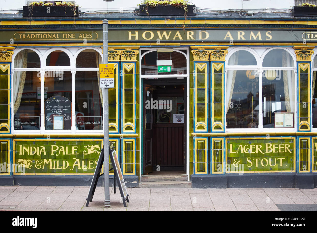 Fliesen traditionelle uk Pub vorne außen Carlisle, Cumbria Attraktivität Keramik Glanz dekorativ verziert Howard Arme grün Stockfoto