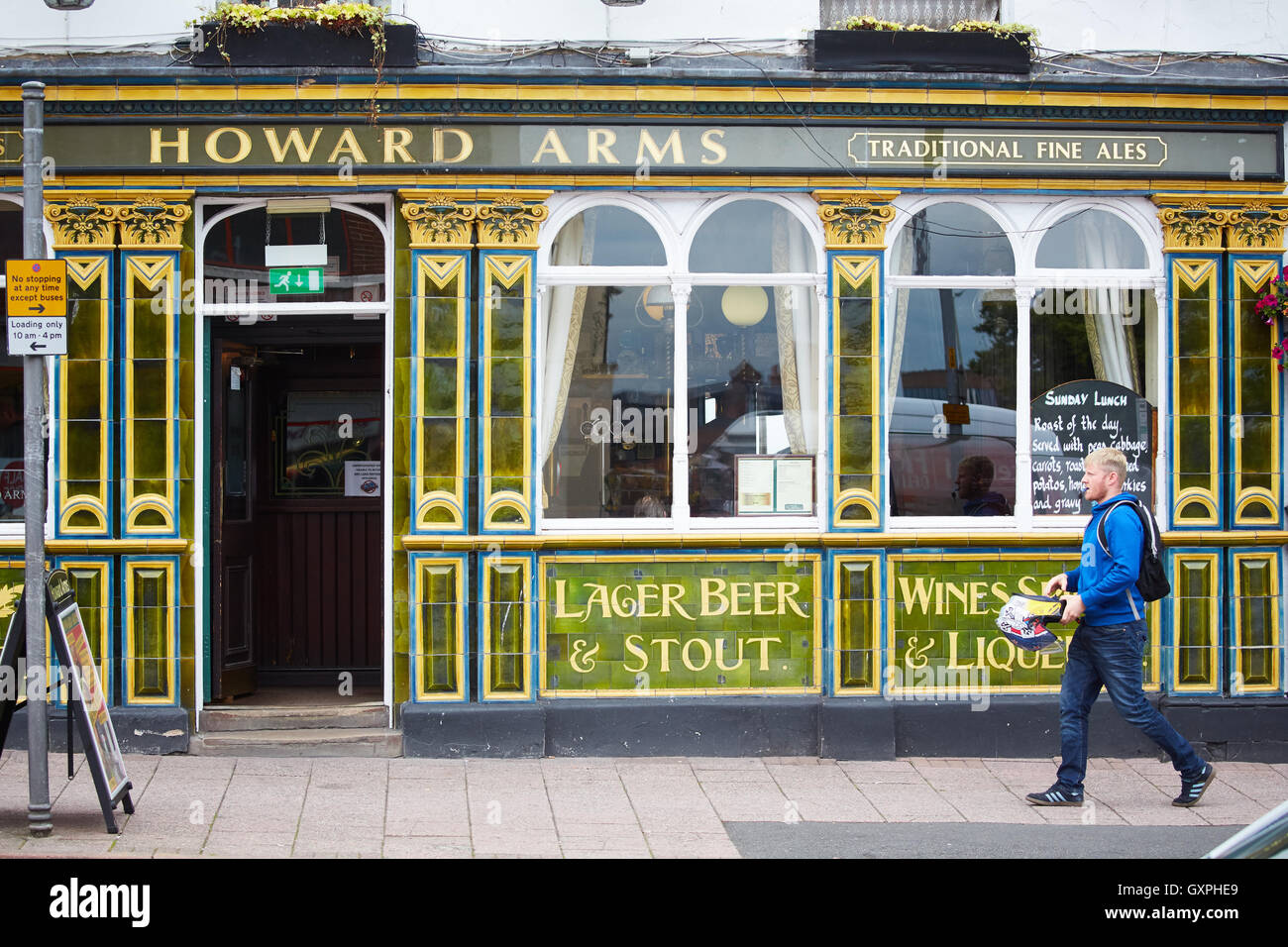 Fliesen traditionelle uk Pub vorne außen Carlisle, Cumbria Attraktivität Keramik Glanz dekorativ verziert Howard Arme grün Stockfoto