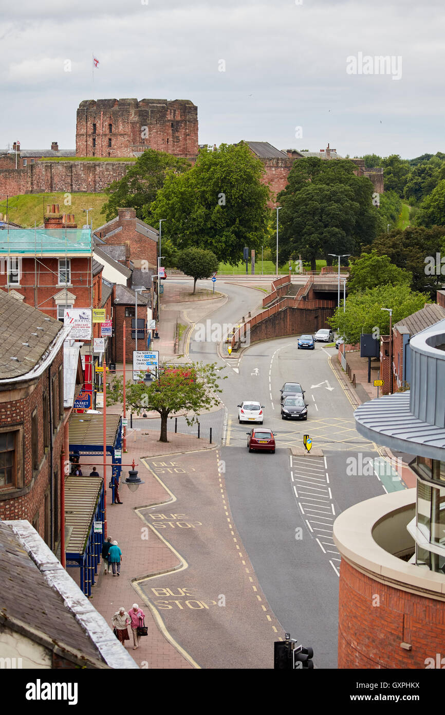 Carlisle Gemeindeverwaltung Cumbria West Tower Street laufen in Richtung der Burg Horizont Verkehr Bushaltestelle Markthalle außerhalb und Stockfoto