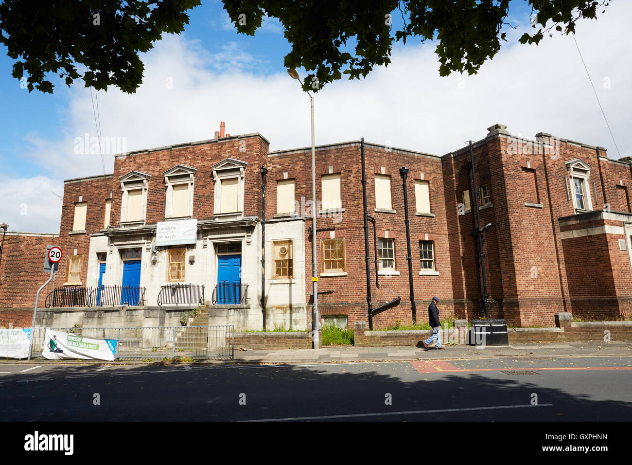 geschlossene Levenshulme Pools außen verlassene ex Rates heruntergekommenen verfallenen Barlow Road Dorn im Auge heruntergekommen Schwimmer Schwimmbad sp Stockfoto