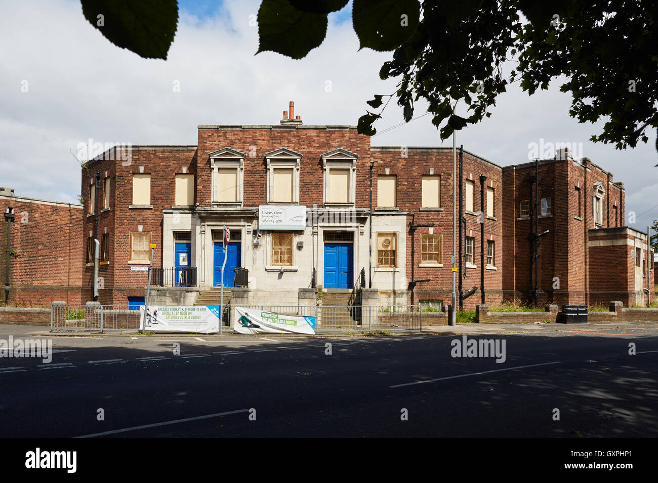 geschlossene Levenshulme Pools außen verlassene ex Rates heruntergekommenen verfallenen Barlow Road Dorn im Auge heruntergekommen Schwimmer Schwimmbad sp Stockfoto