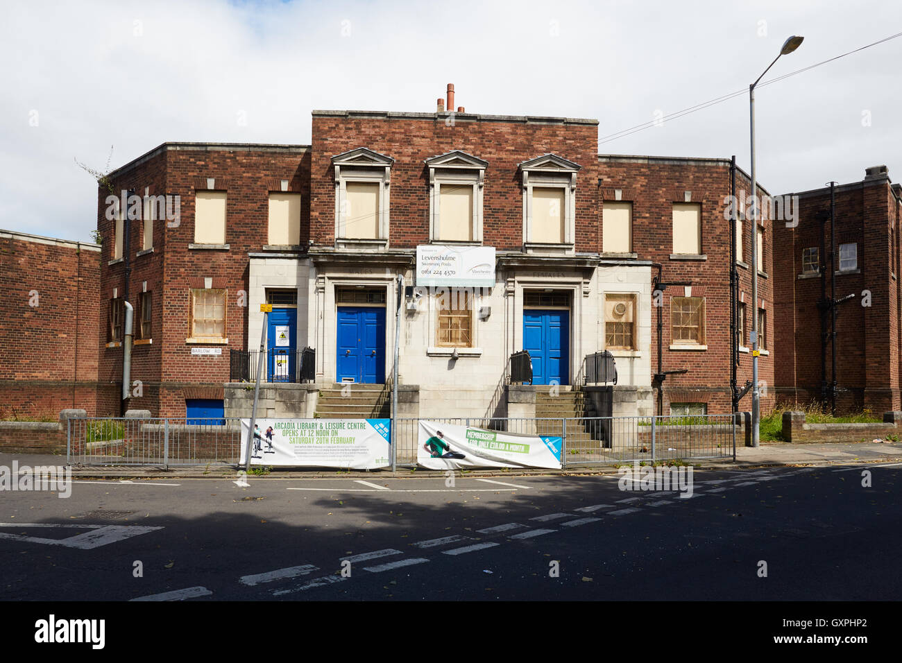 geschlossene Levenshulme Pools außen verlassene ex Rates heruntergekommenen verfallenen Barlow Road Dorn im Auge heruntergekommen Schwimmer Schwimmbad sp Stockfoto