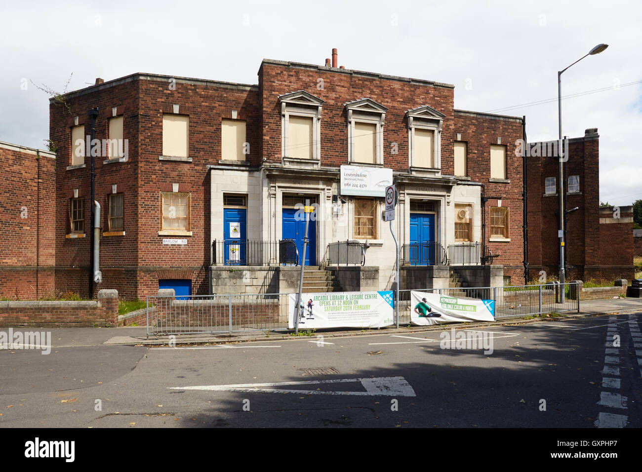 geschlossene Levenshulme Pools außen verlassene ex Rates heruntergekommenen verfallenen Barlow Road Dorn im Auge heruntergekommen Schwimmer Schwimmbad sp Stockfoto