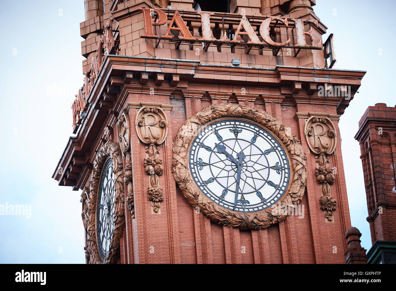 Landmark Manchester Palace Hotel Uhr rotem Backstein Uhrturm Gesicht Zeit Zeichen palastartigen viktorianischen Nahaufnahme detail verzierten historischen Stockfoto