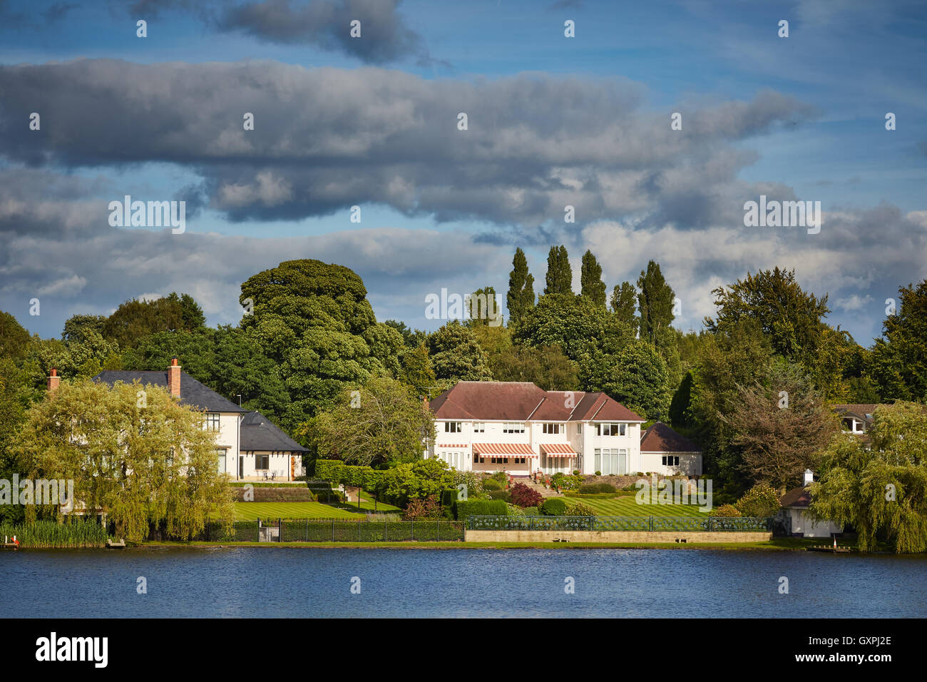 Knutsford Mere Luxus Häuser Qualität deluxe-Luxus noblen gut Hallo-Klasse reichen über Geld Reichtum Wahrzeichen Mereside Straße Garde abgeschnitten Stockfoto