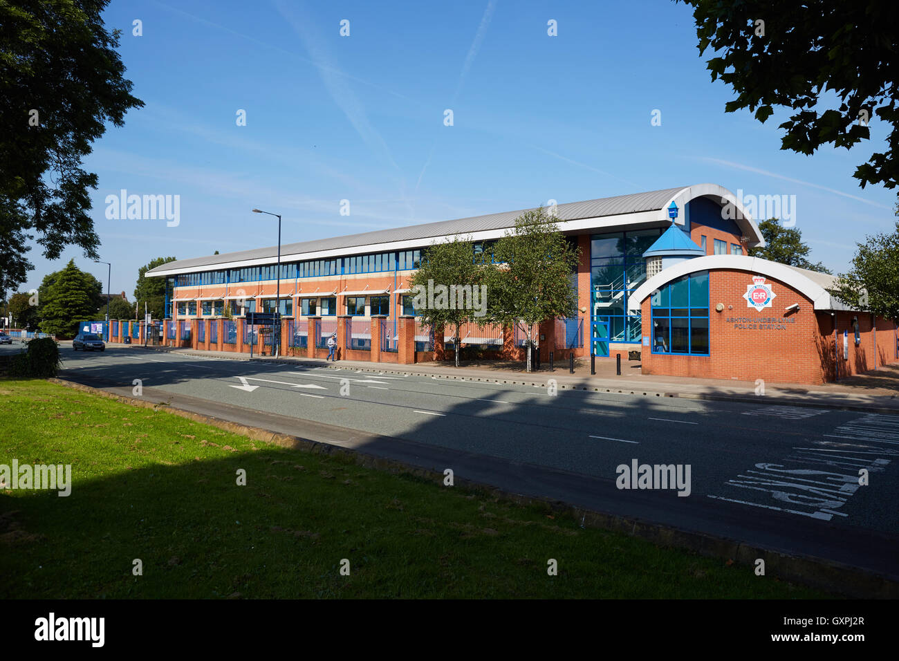 Sonnigen Tag blauer Himmel bei Aston in Tameside, Gtr Manchester, England, UK, GMP Polizei station Stockfoto