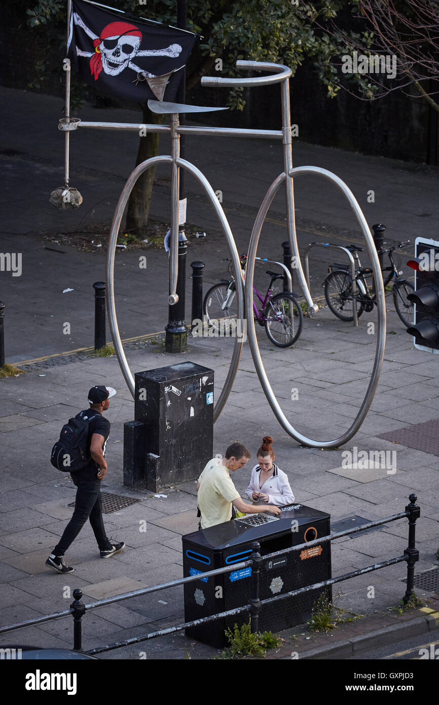 Life Cycle Deansgate Station Kunst im öffentlichen Raum George Wylie außerhalb übergroßen Fahrrad fahren Fahrrad große Metall-Piratenflagge schottischen scu Stockfoto