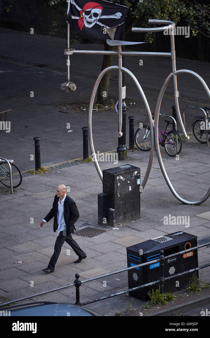 Life Cycle Deansgate Station Kunst im öffentlichen Raum George Wylie außerhalb übergroßen Fahrrad fahren Fahrrad große Metall-Piratenflagge schottischen scu Stockfoto
