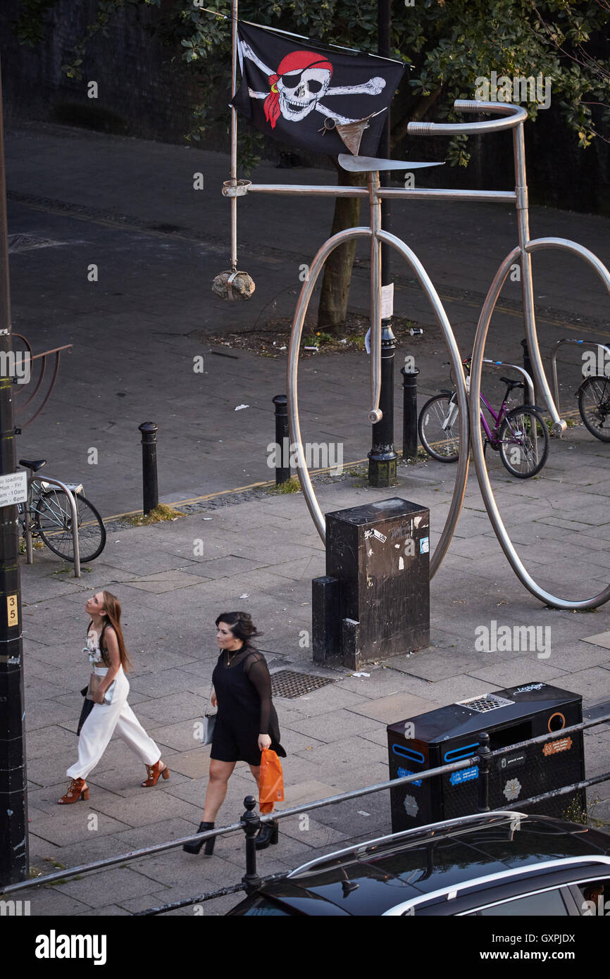 Life Cycle Deansgate Station Kunst im öffentlichen Raum George Wylie außerhalb übergroßen Fahrrad fahren Fahrrad große Metall-Piratenflagge schottischen scu Stockfoto