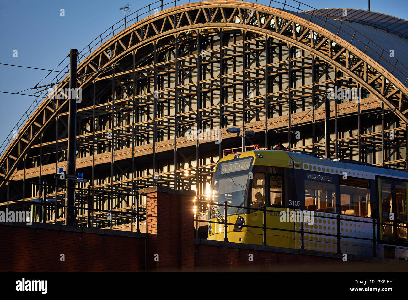 Manchester zentrale Straßenbahn vorbei nahe Tram sassing Rücken Architekt Eigenschaft Eigenschaften Gebäude Entwicklung Struktur-Eigenschaft Stockfoto