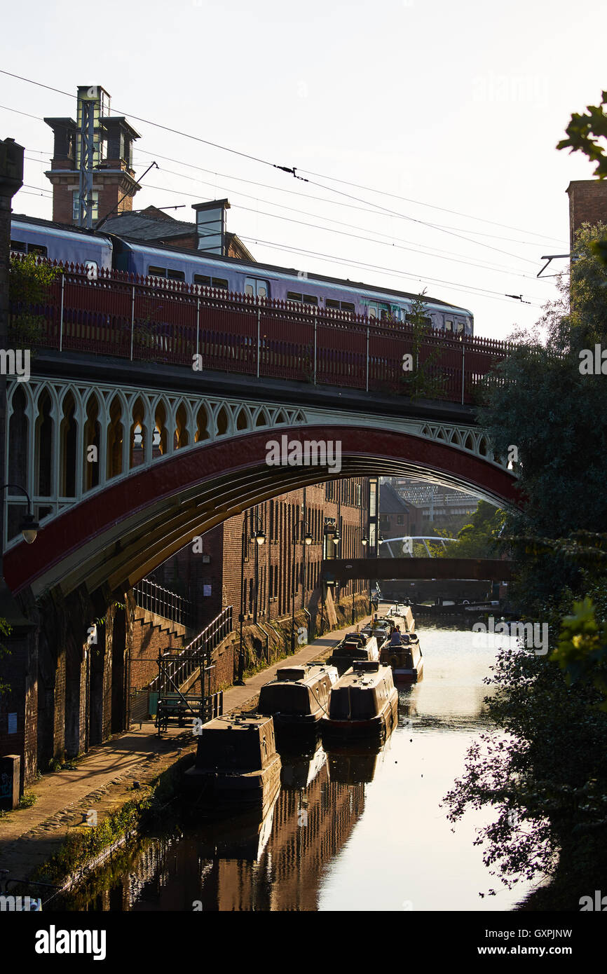 Castleield Kanal Boote Eisenbahn-Viadukt Brücke Stadtzentrum Manchesters durch Architektur golden Sunshine sonnige Heimat narr Stockfoto