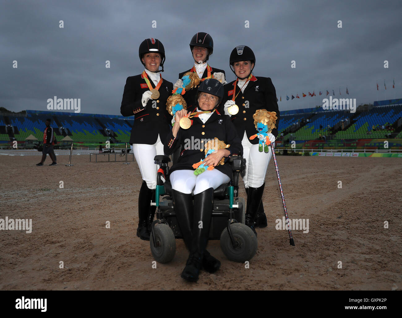 (im Uhrzeigersinn von links) Großbritanniens Sophie Wells, Sophie Christiansen, Natasha Baker und Anne Dunham feiern mit ihren Medaillen im Pferdesport-Veranstaltungen während der neunte Tag der Rio Paralympischen Spiele 2016 in Rio De Janeiro, Brasilien. Stockfoto