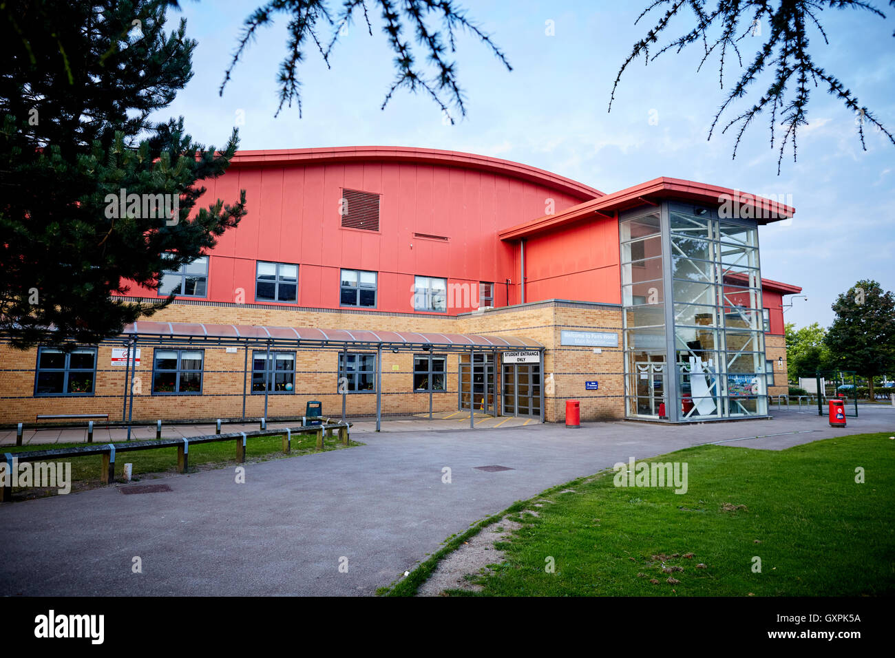 Parr Holz Gymnasium äußere modernen Struktur Design Mittelschule von Parr Holz Entertainment Complex aus Wilmsl gebaut Stockfoto