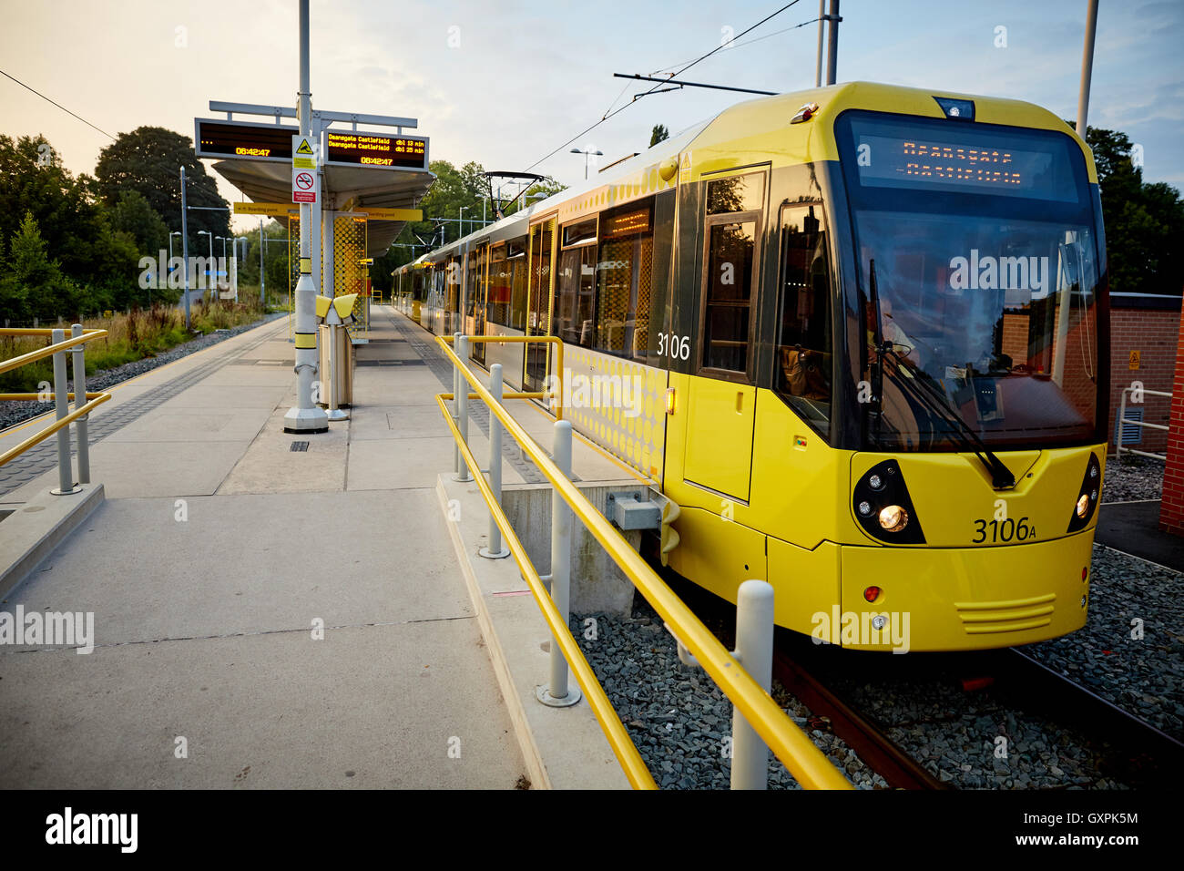 Tram-Station East Didsbury stoppen Straßenbahn morgens Sonnenaufgang Blick in Heaton Mersey Stockport eine doppelte Metrolink-Straßenbahn an der th gestoppt Stockfoto