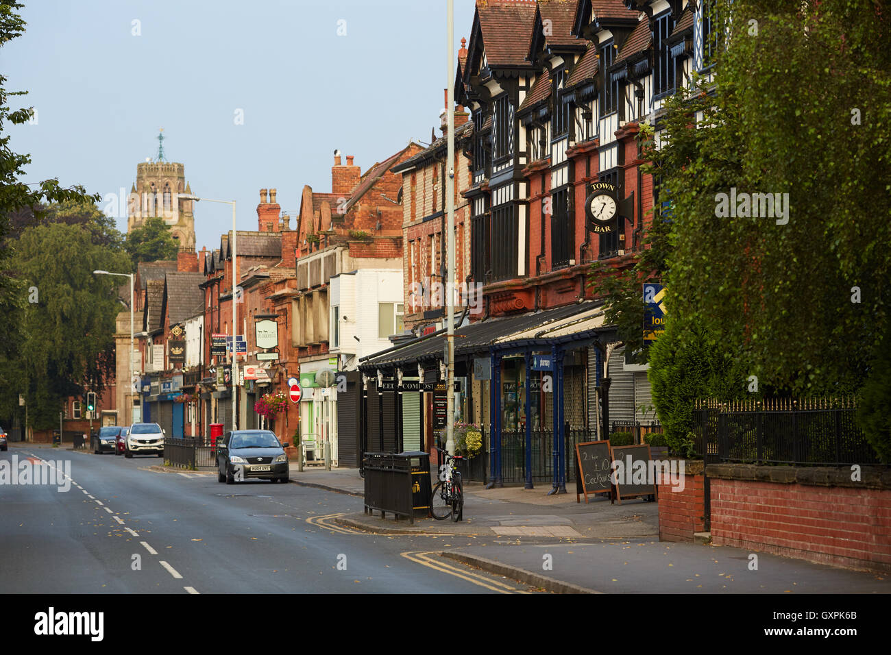 Stockport Heaton Moor Parade Geschäften, lokalen Händler Bars in trendigen Manchester Vorort Shopping Arkade mit Glas und Schmiedeeisen Stockfoto