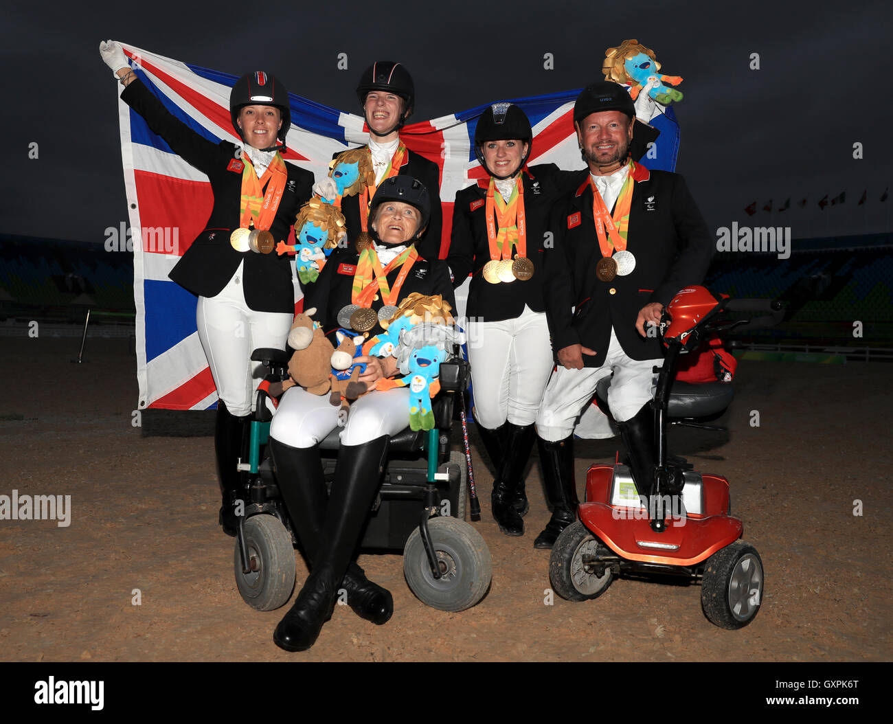 Das Team GB Paralympic Equestrian Team feiern mit ihrer Beute von Medaillen an den Pferdesport-Veranstaltungen während der neunte Tag der Rio Paralympischen Spiele 2016 in Rio De Janeiro, Brasilien. Stockfoto