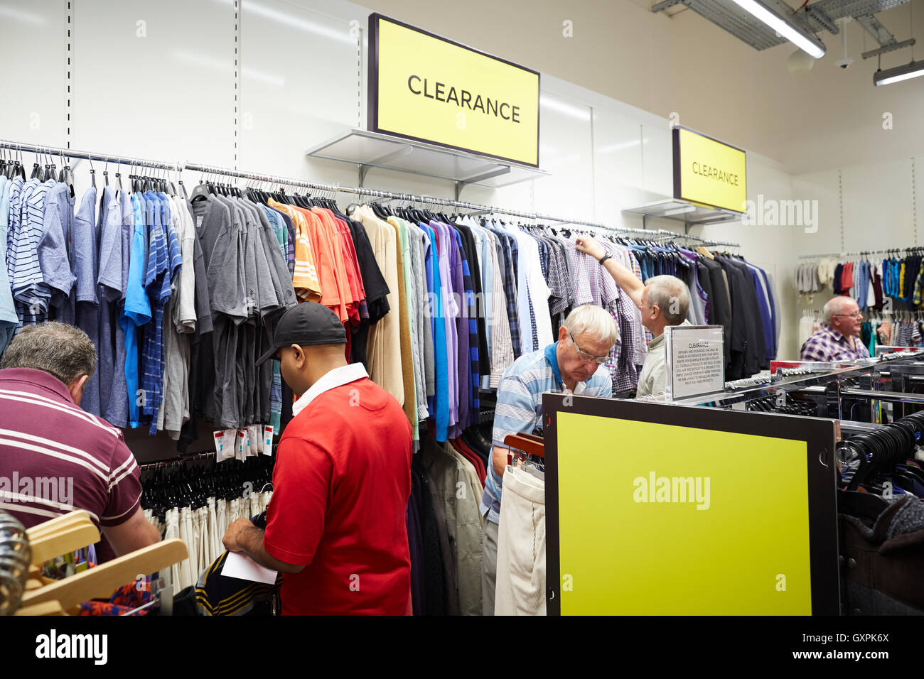 Innenansicht des Menschen durchwühlen die Clearance-Abteilung am Ausgang Marks and Spencer Lowry in Salford Quays MediacityUK Manchester, speichern Stockfoto