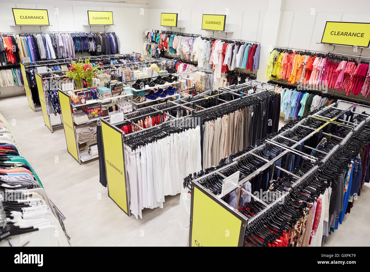 Innenansicht des Menschen durchwühlen die Clearance-Abteilung am Ausgang Marks and Spencer Lowry in Salford Quays MediacityUK Manchester, speichern Stockfoto