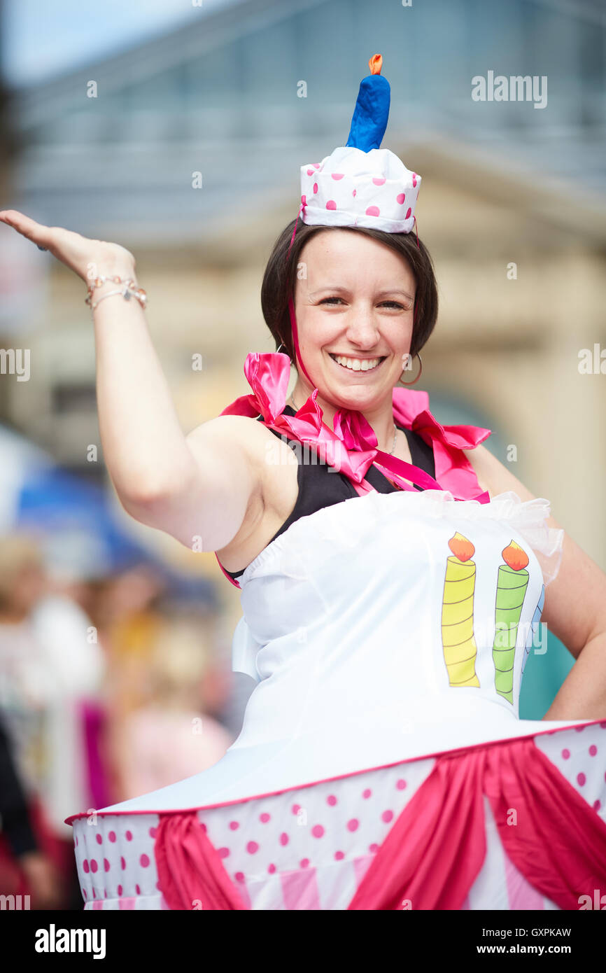 Bolton-Essen und trinken Festival Lancashire Festival Veranstaltung Kostüm wie Kuchen Dame Mädchen Frau Spaß zufrieden gekleidet Lächeln Kostüm co Stockfoto