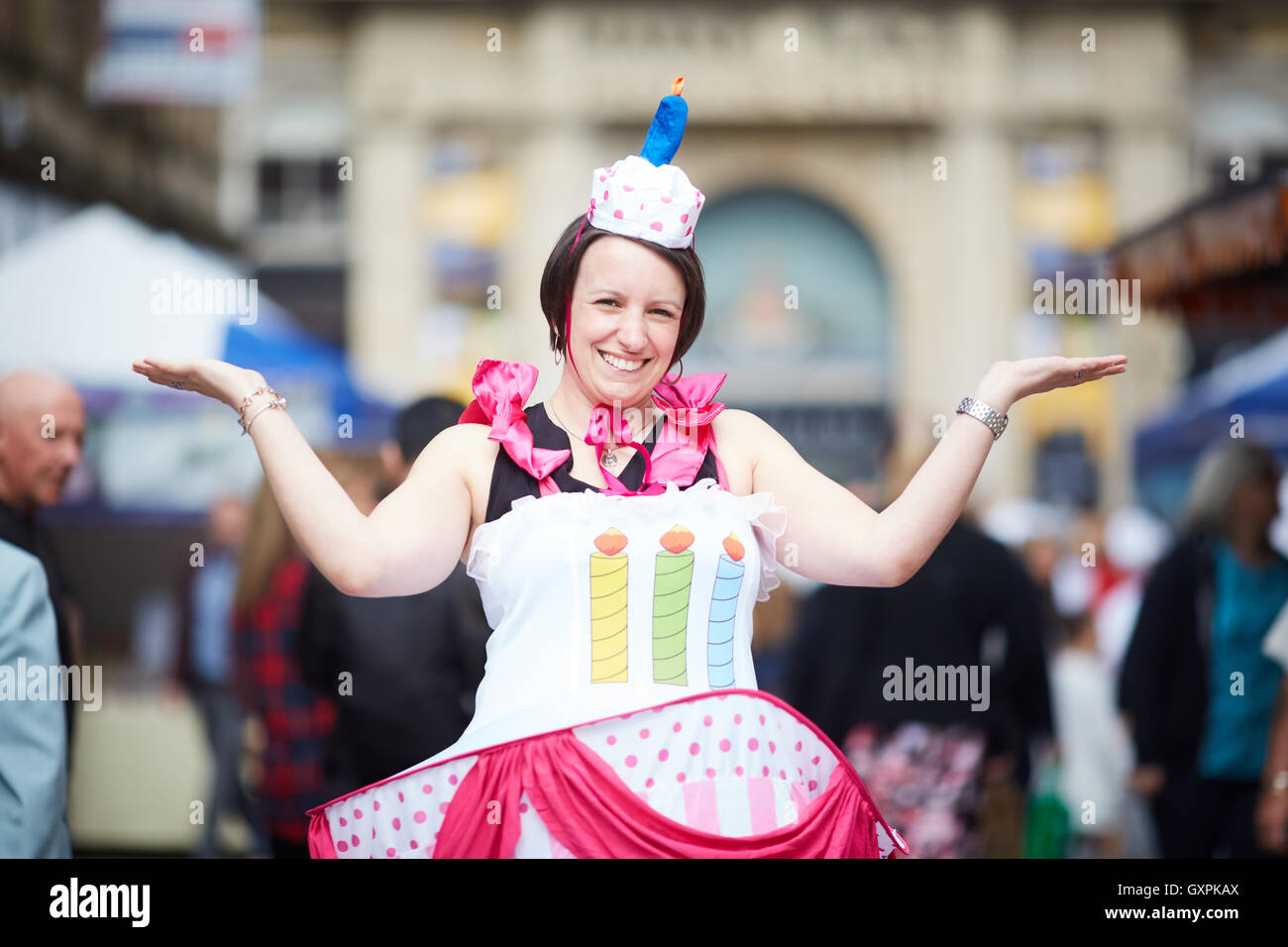 Bolton-Essen und trinken Festival Lancashire Festival Veranstaltung Kostüm wie Kuchen Dame Mädchen Frau Spaß zufrieden gekleidet Lächeln Kostüm co Stockfoto