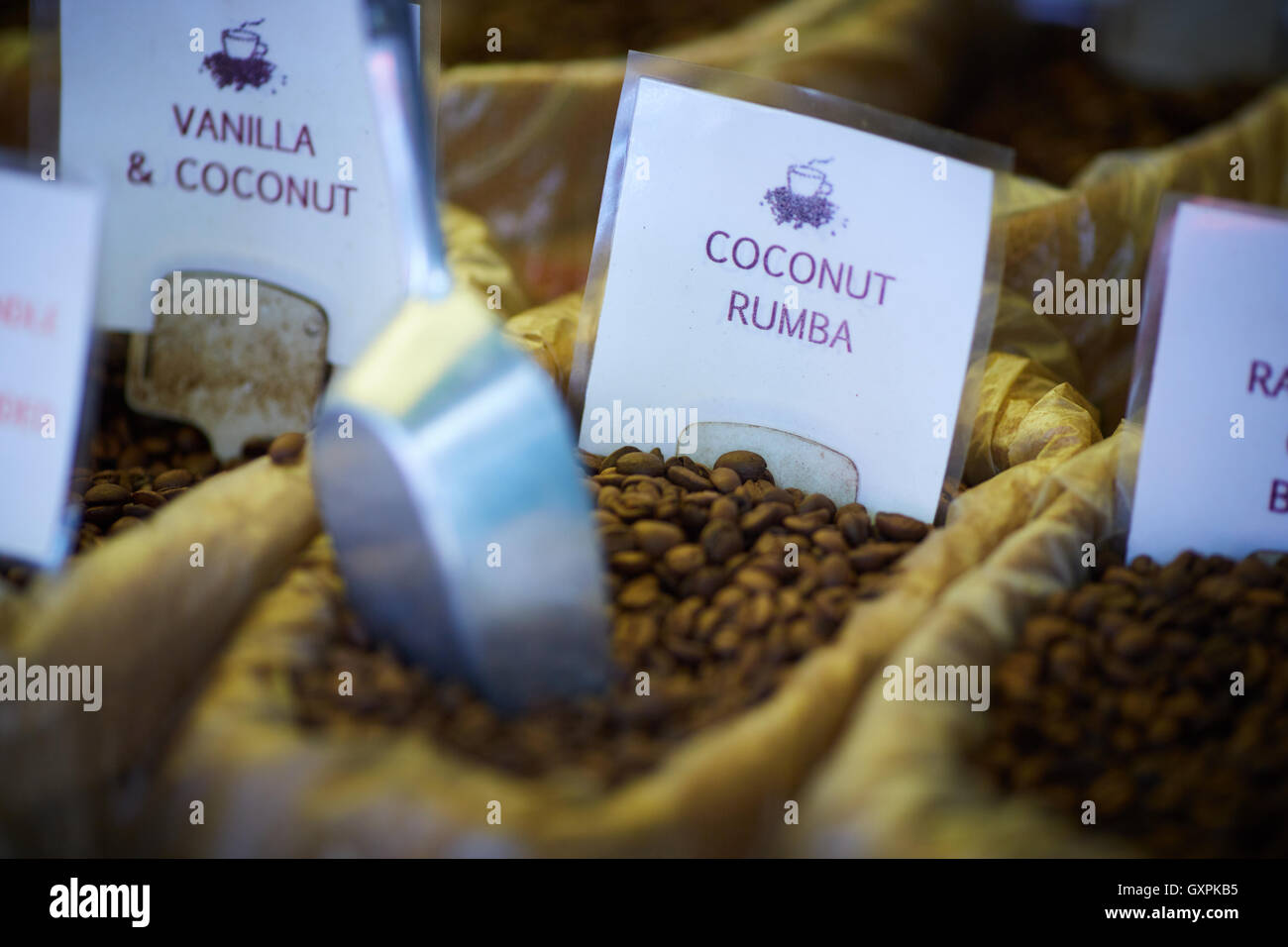 Bolton Food and Drink Festival Kaffeebohnen im Sack Schaufel Markt stall Händler Kokosnuss Rumba aromatisiert Stockfoto