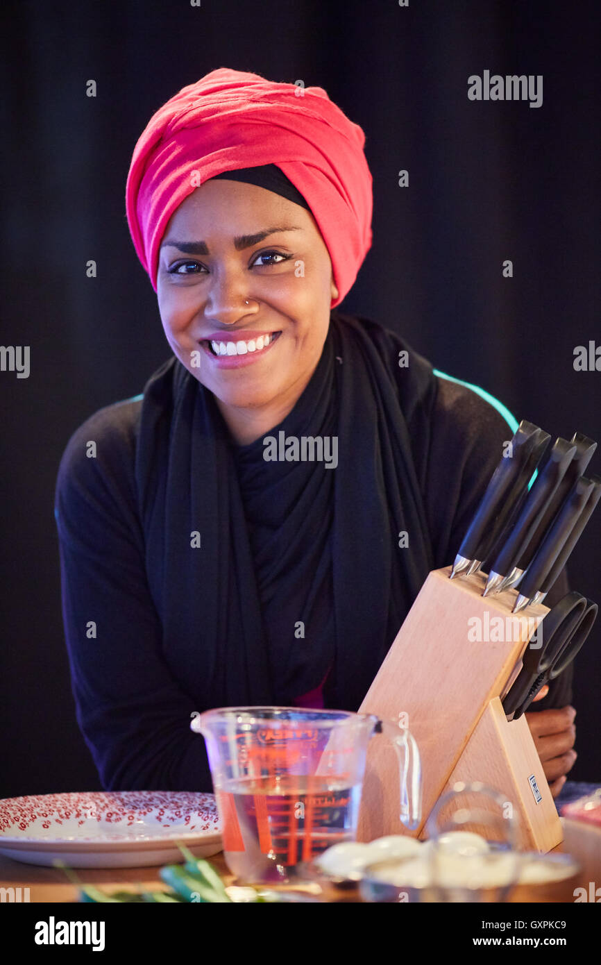 Nadiya Hussain Porträt von Koch Berühmtheit, Great British Bake Off Sieger, beim Essen und trinken Festival Bolton Stockfoto