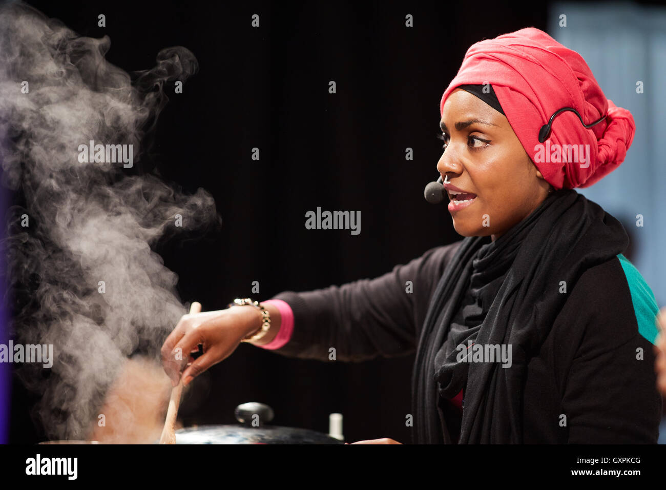 Nadiya Hussain Porträt von Koch Berühmtheit, Great British Bake Off Sieger, beim Essen und trinken Festival Bolton Stockfoto