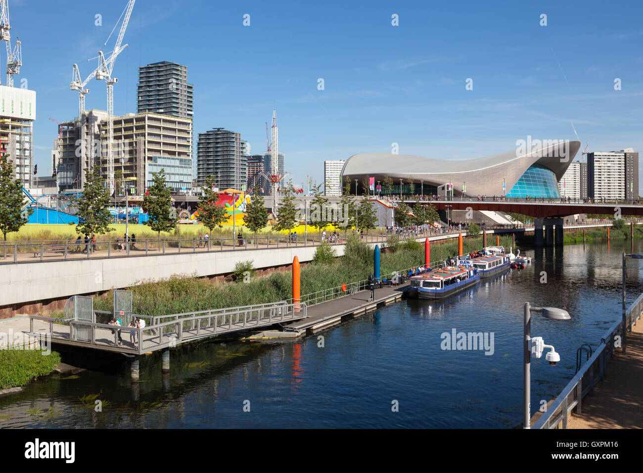 Bau des neuen internationalen Viertel neben dem London Aquatics Centre in East London zu sehen. Stockfoto