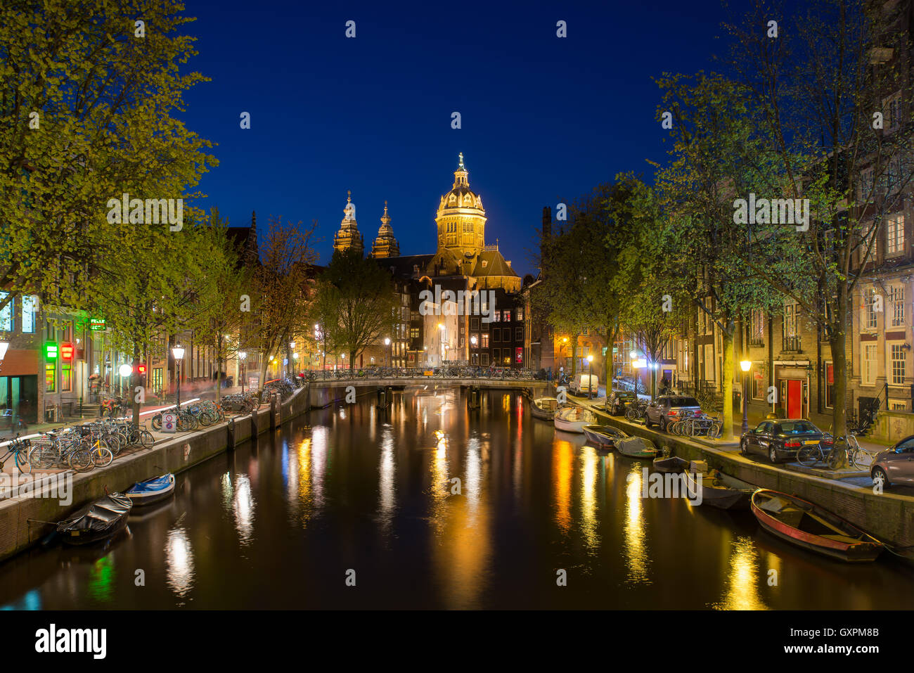 Kirche St.Nicolas und Kanälen in der Nacht in Amsterdam, Niederlande. Nachtleben in Amsterdam, Niederlande. Stockfoto