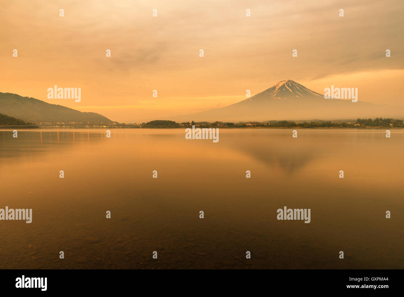 Mt. Fuji in Kawaguchi-See bei Sonnenaufgang in Japan. Mt. Fuji ist berühmten Berg in Japan. Stockfoto