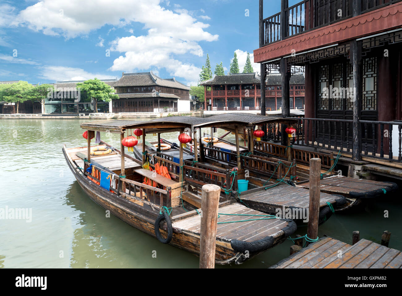 China traditionelle touristische Boote auf Kanälen von Shanghai Zhujiajiao Wasserstadt in Shanghai, China Stockfoto