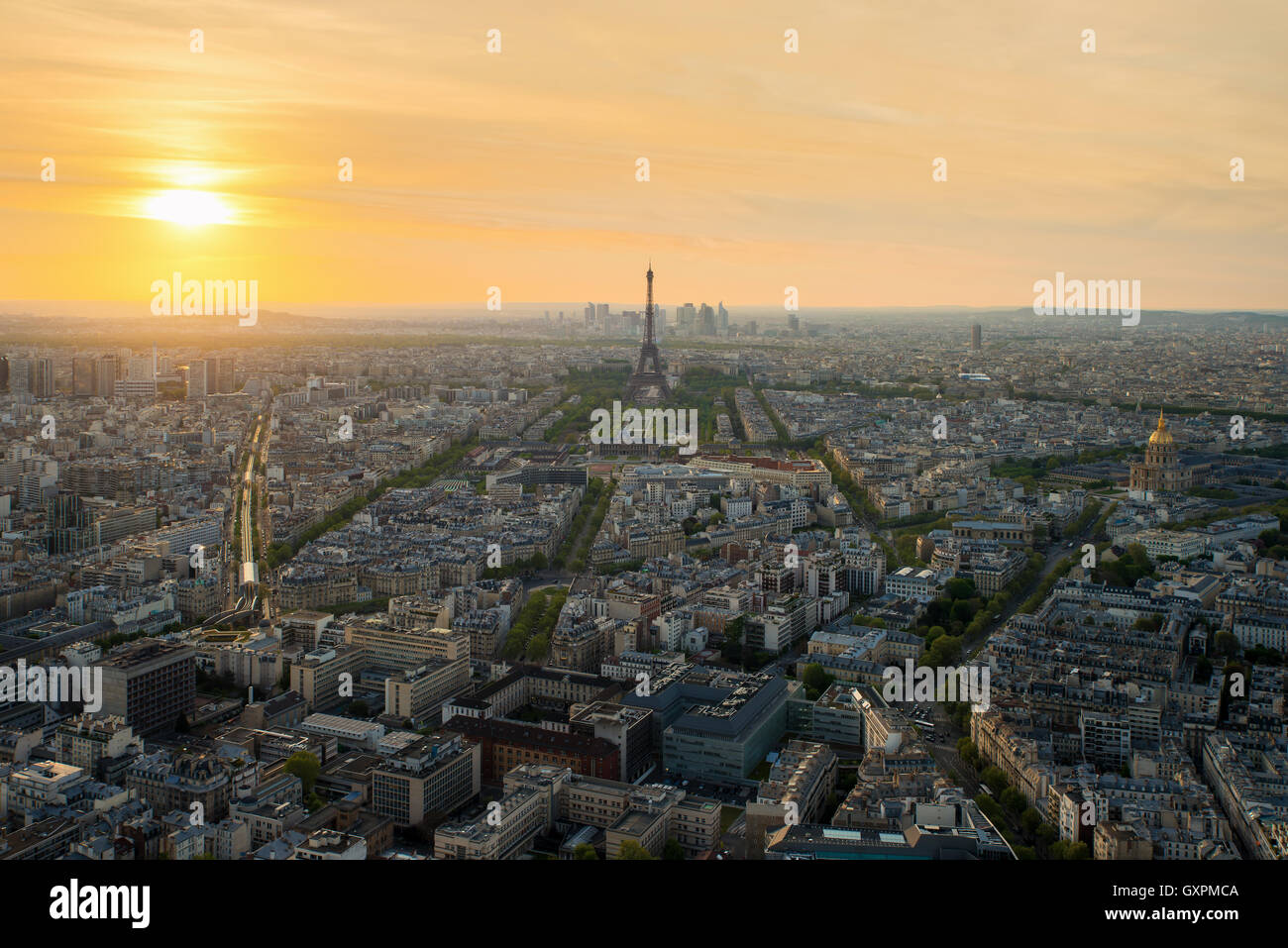Luftaufnahme von Paris mit Eiffelturm bei Sonnenuntergang in Paris, Frankreich. Eiffel-Turm ist Wahrzeichen in Paris, Frankreich. Stockfoto