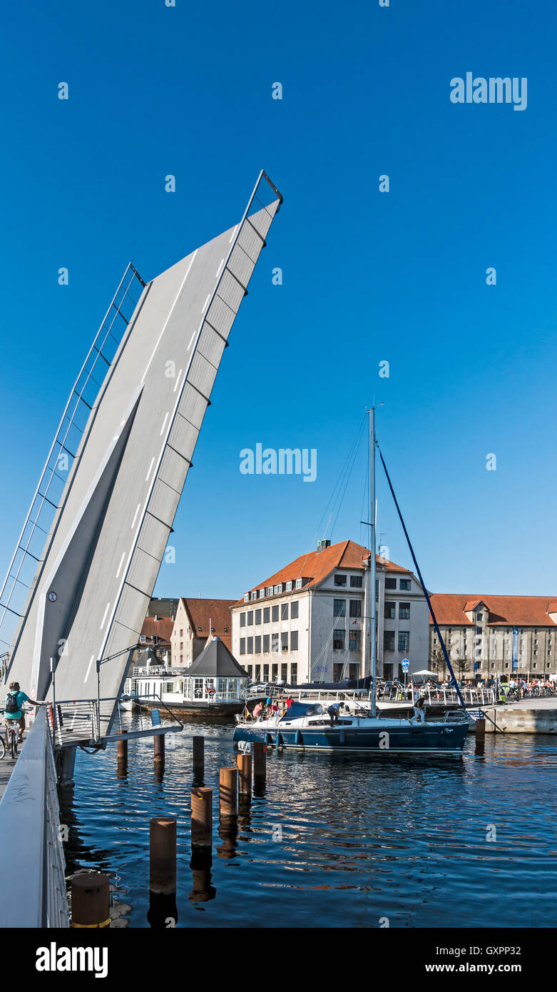 Trangravsbroen (The Butterfly Bridge) öffnen in Christianshavn Kopenhagen um Schiffe, die auf der Durchreise zu ermöglichen Stockfoto