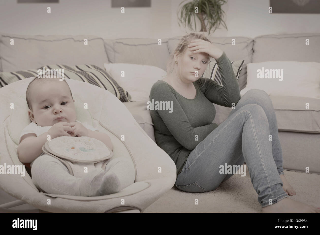Junge Mutter postpartale Depression leiden Stockfoto