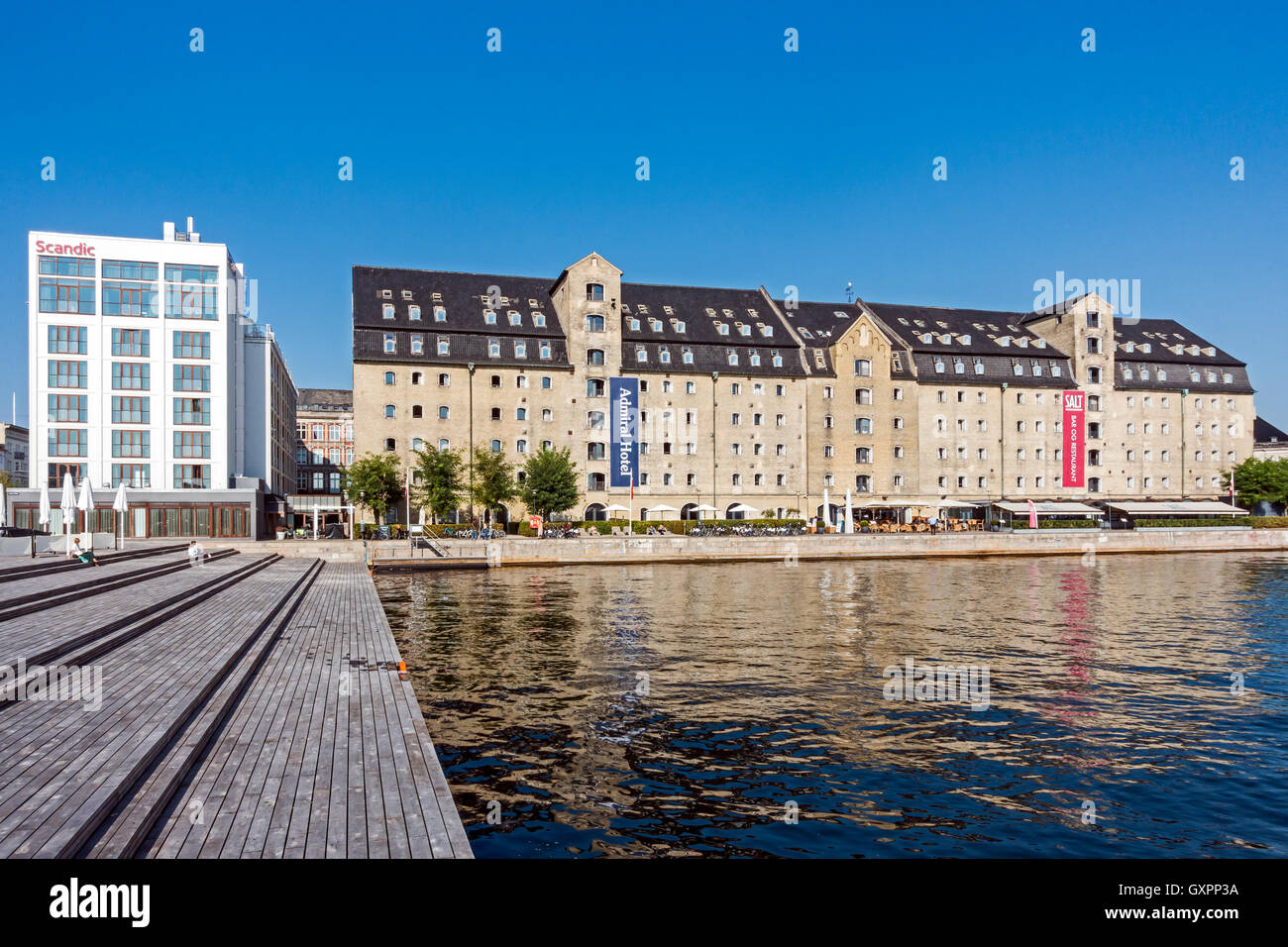 Kvæsthusbroen Wharf in Kopenhagen mit Scandic Hotel Front und Copenhagen Admiral Hotel Larsens Plads in Kopenhagen Stockfoto