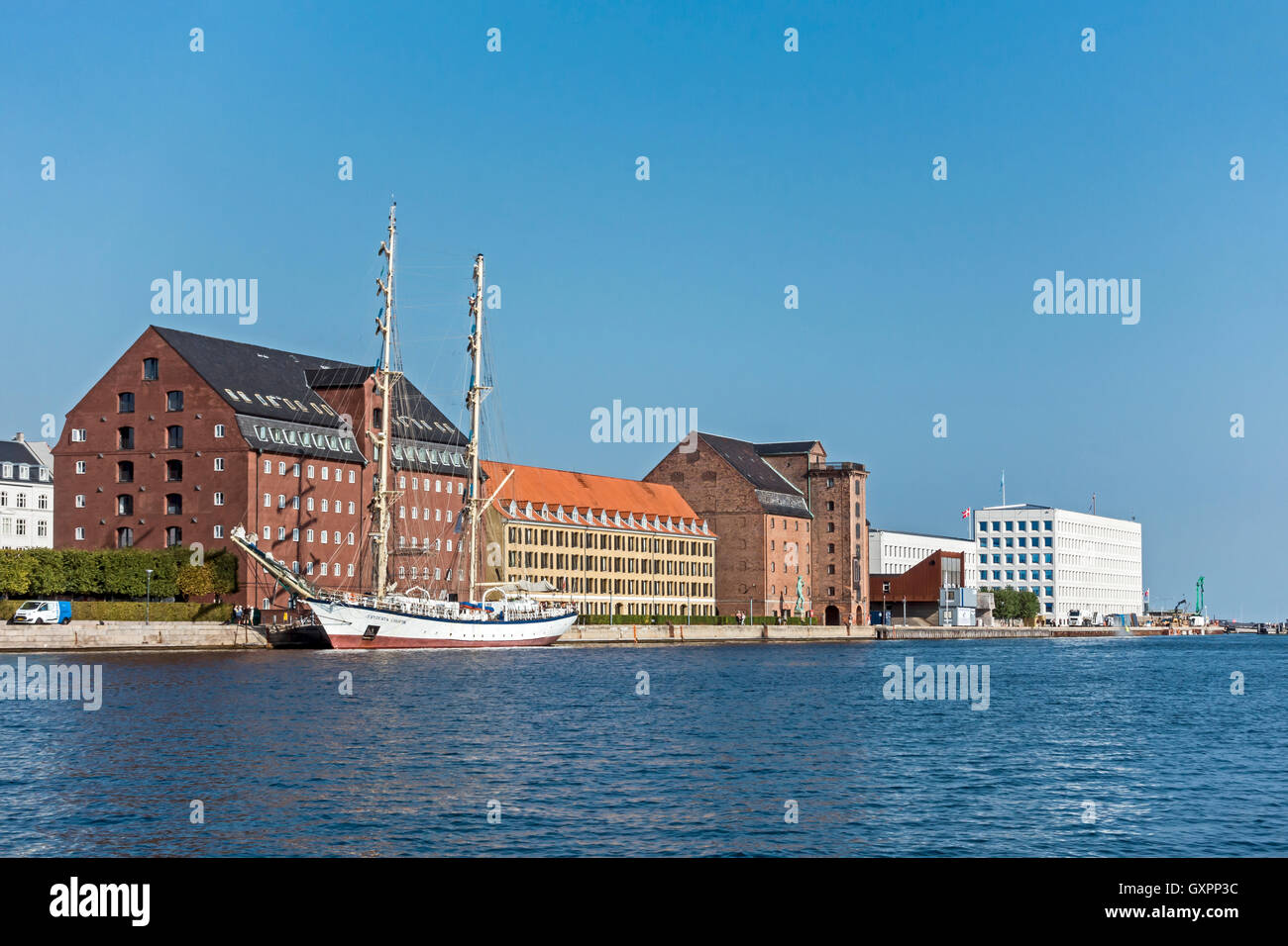 Ansicht des Kais an Larsens Plads in Kopenhagen Dänemark mit Maersk Sitz ganz rechts Stockfoto
