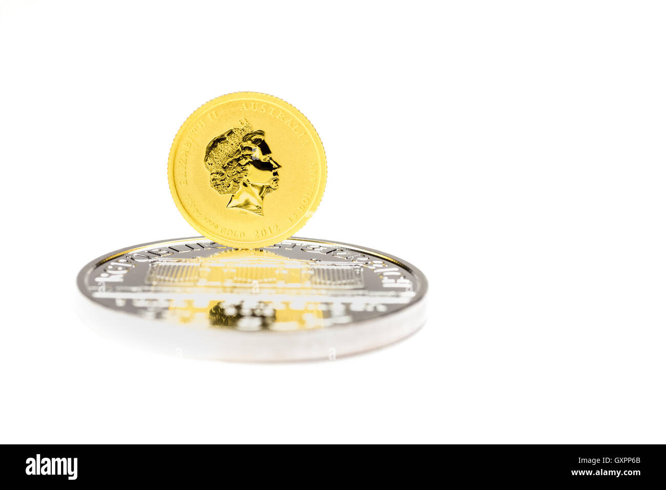 Golden Dollar Münze auf Silberbarren isoliert auf weißem Hintergrund Stockfoto