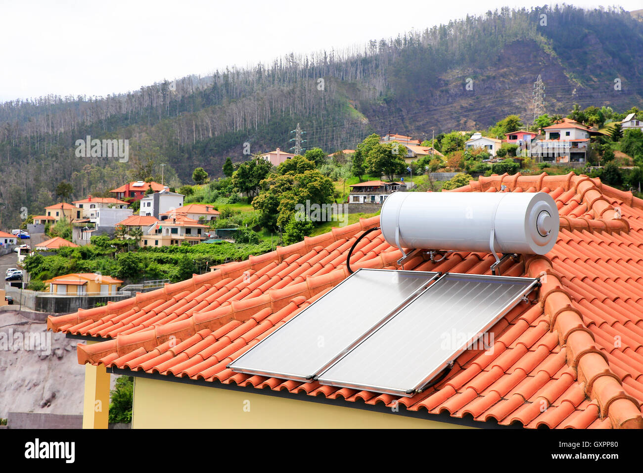 Wasserkocher mit Sonnenkollektoren auf dem Dach des Hauses im Dorf von Madeira Stockfoto