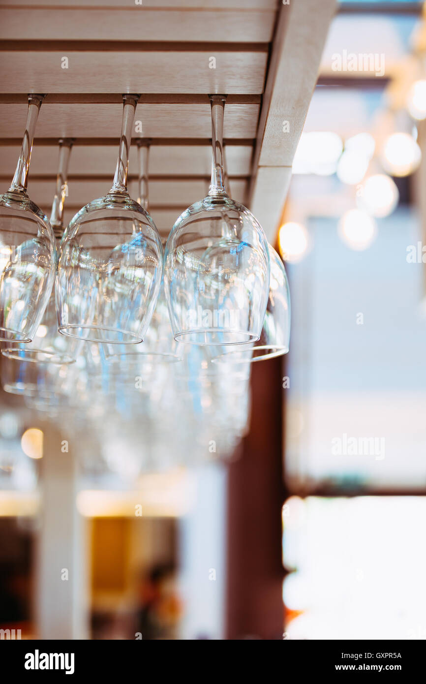 Brille hängenden über Bar-Rack. Gläser für Wein über einer Bar Rack Stockfoto