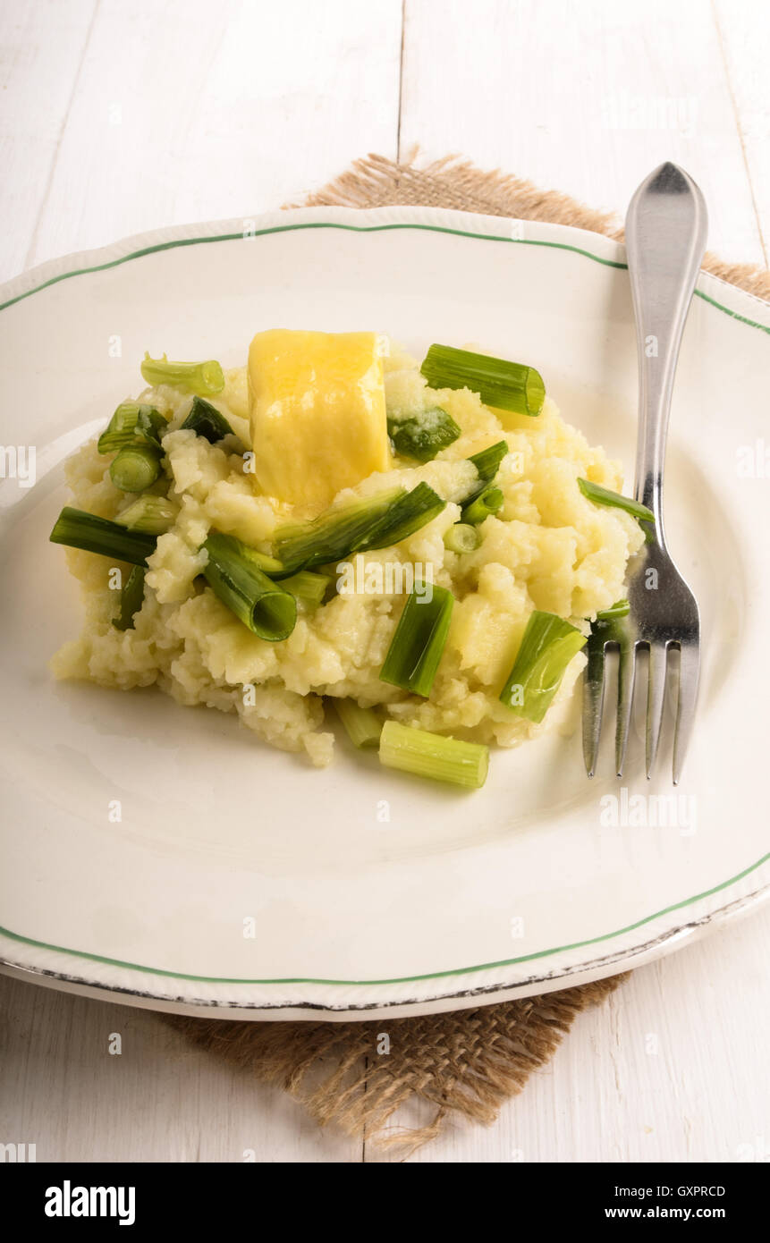 irisches Colcannon mit Kartoffelpüree, Frühlingszwiebeln und Butter ...