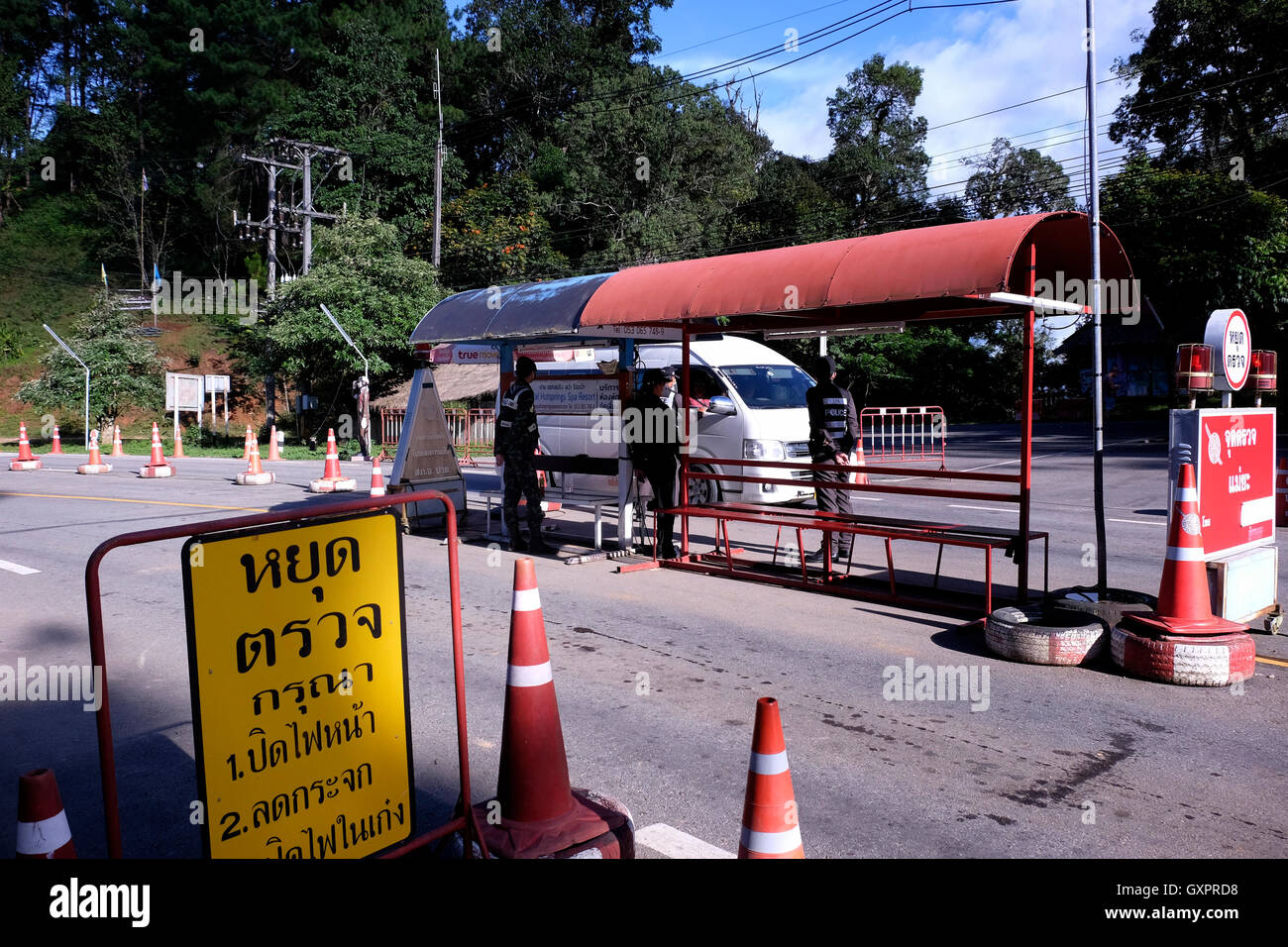 Polizei-Checkpoint auf der Straße von Cheng Mai nach Pai in Nordthailand Stockfoto
