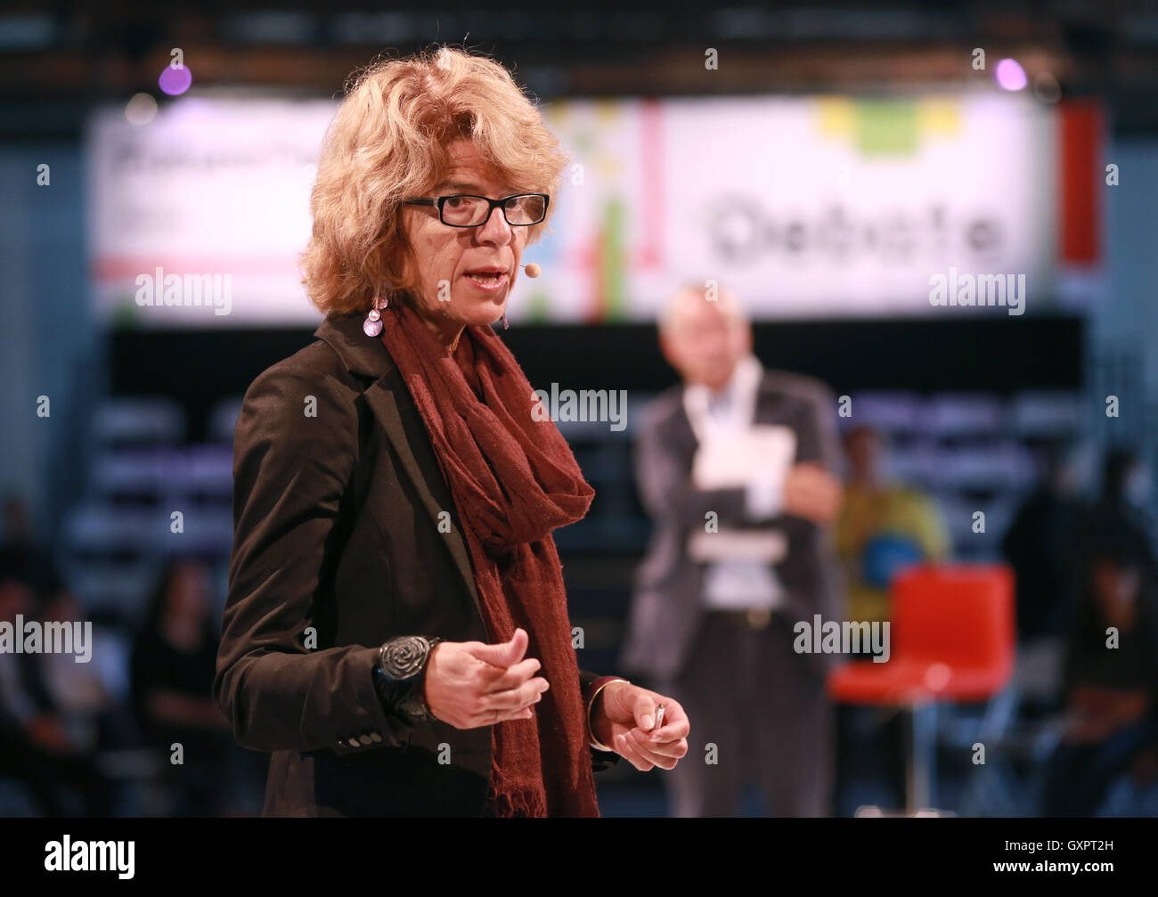 NUR FÜR REDAKTIONELLE VERWENDUNG Vicky Pryce spricht beim Nesta Futre Fest 2016, einem zweitägigen Wochenend-Festival, das von Nesta am 17. Und 18. September veranstaltet wird und das die Wahrnehmung der Menschen für die Zukunft rund um die Schlüsselthemen "Love, Play Work and Thrive" im Tobacco Dock in London untersucht. Stockfoto
