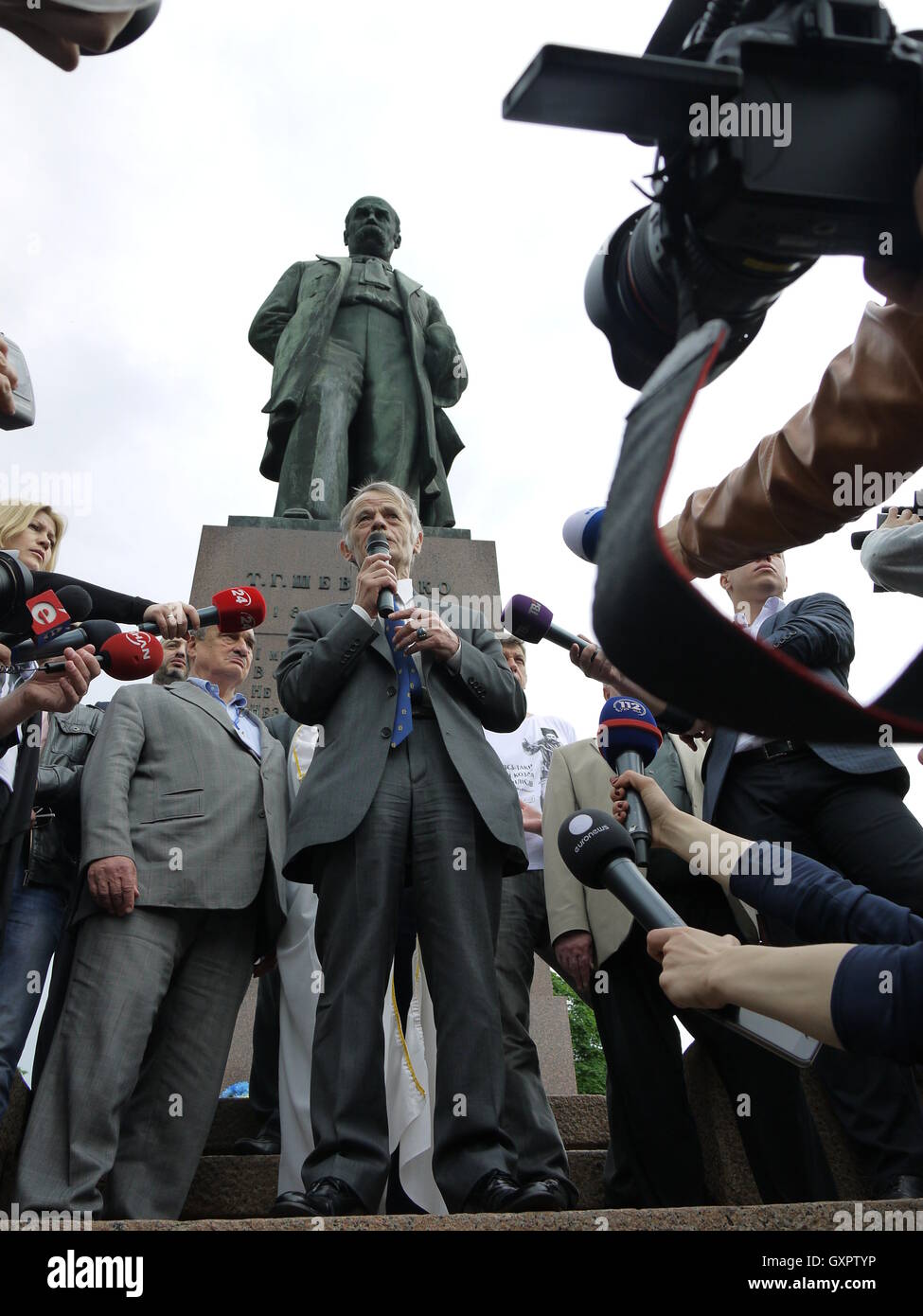 Mustafa Dzhemilev, Anführer der Krimtataren, besucht in Kiew zu einer Zeremonie zur Erinnerung für die Massendeportation von 1944 Stockfoto