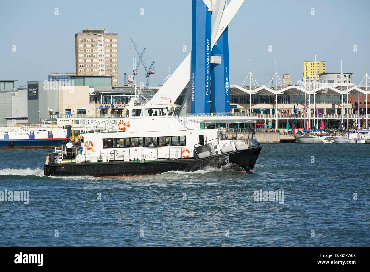 Dienstprogramm Boot im Hafen von Portsmouth nach dem Millennium Tower und Gunwharf. Boot von Serco verwendet als Werft Unterstützung Behälter betrieben Stockfoto