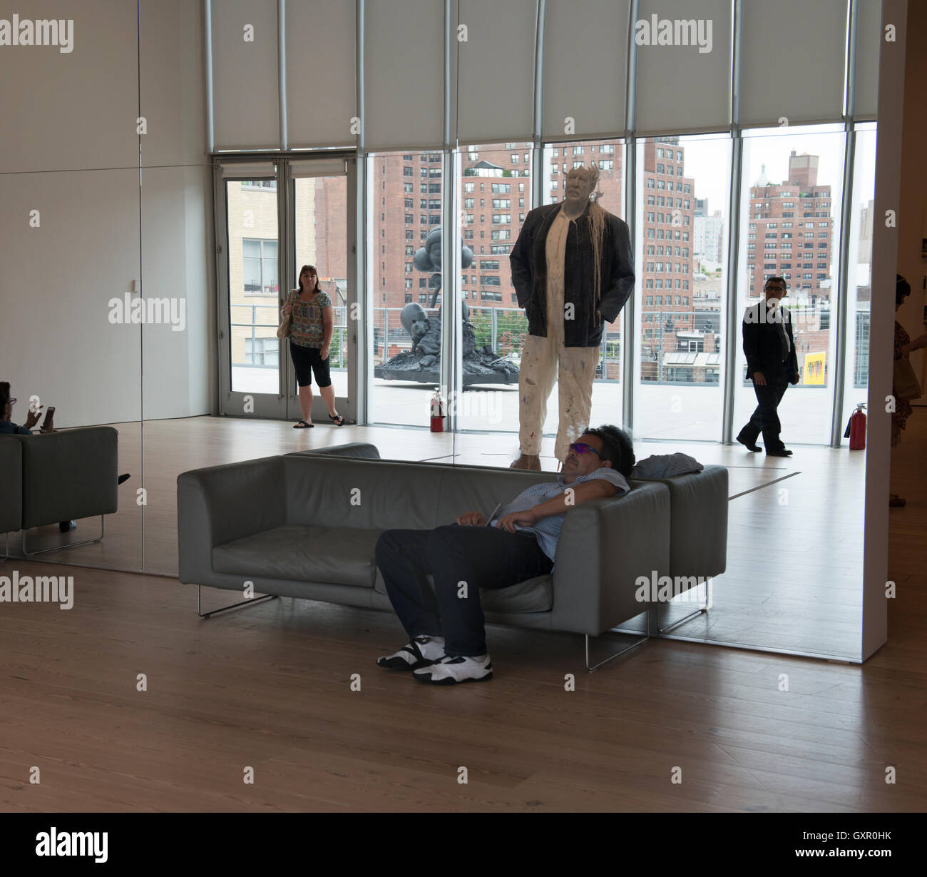 Mann sich erholend im Whitney Museum of American Art, Manhattan, Stockfoto
