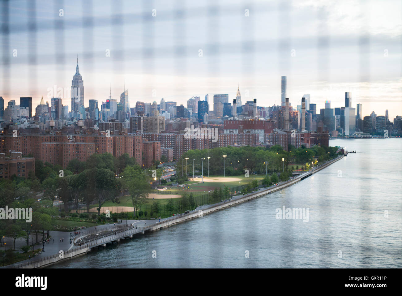 Blick von Williamsburg Brücke in Manhattan Stockfoto