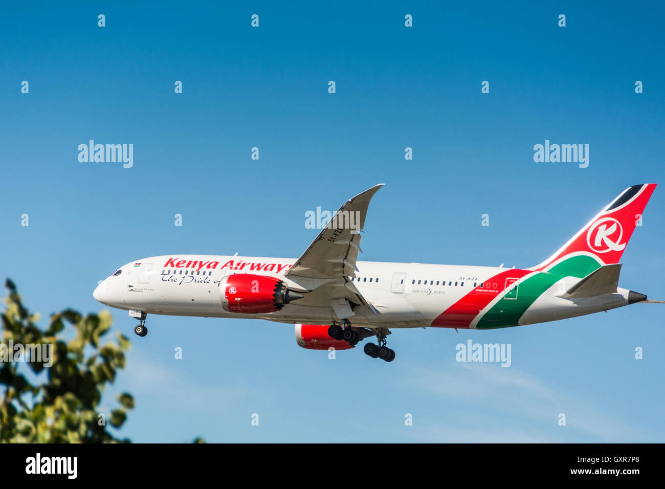 Ein Kenya Airways tief fliegenden Flugzeug zu landen am Flughafen Heathrow, London, Großbritannien Stockfoto