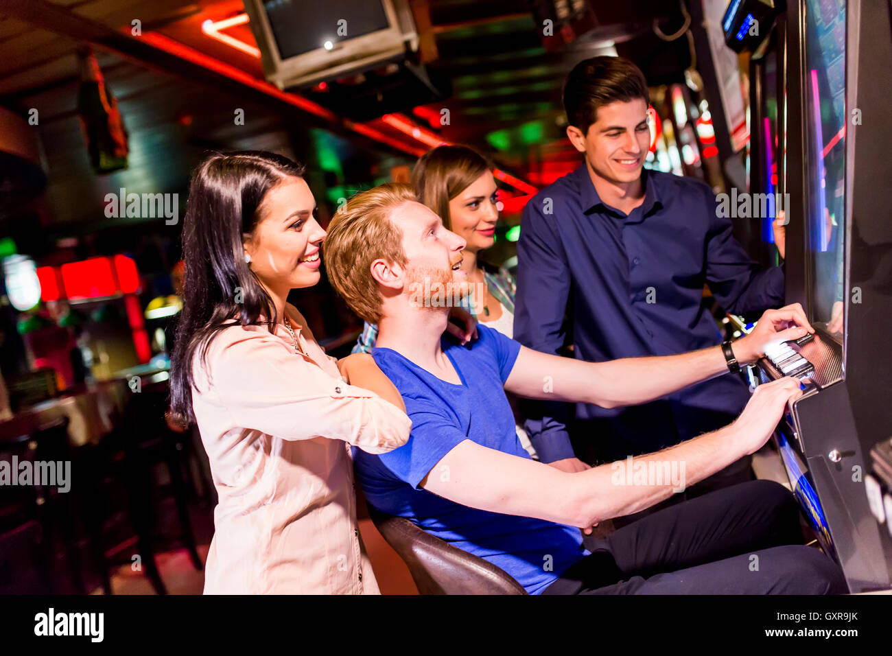 Junge Menschen spielen Jackpot im casino Stockfoto